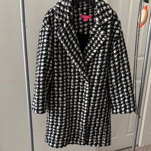 Stylish Black and White Houndstooth Coat